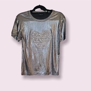 [9:24 a. m., 30/8/2022] Melissa: Fun t-shirt. Stretch and fits tight. Large. Wit